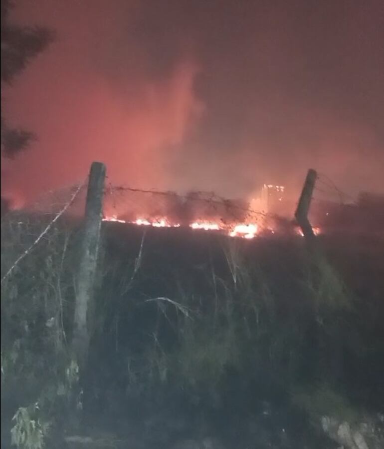 Incendio en predio privado atrás del Cementerio del Este.