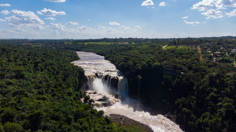 Imponente vista aérea del salto del Monday, un lugar obligado para visitar en Presidente Franco, Alto Paraná.