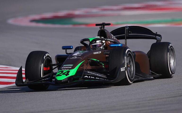 Joshua Duerksen estuvo girando ayer con el nuevo auto de la Fórmula 2 FIA, en Barcelona.