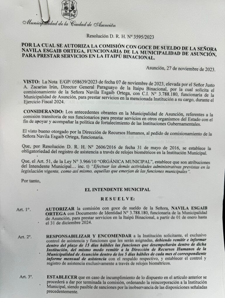 Resolución de la Dirección de Recursos Humanos de la Municipalidad de Asunción que otorga el comisionamiento de Navila Esgaib Ortega para que preste servicios en Itaipú.