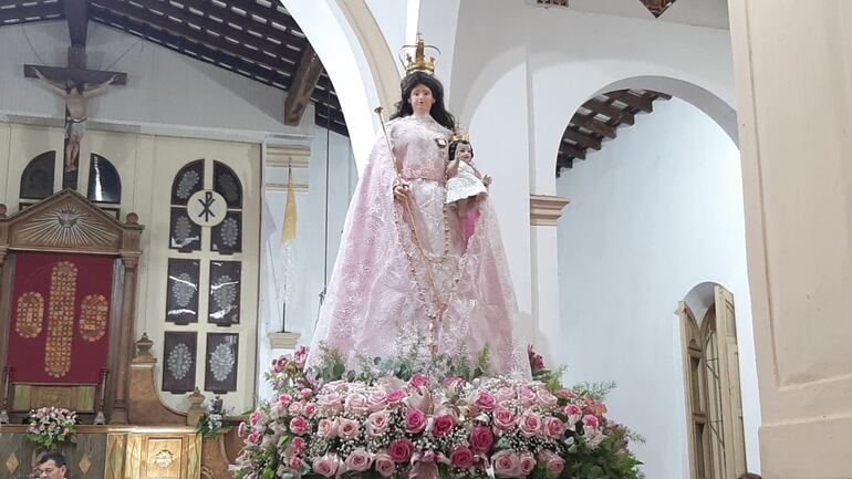 La Virgen del Rosario de Itauguá, volvió a lucir sus joyas de oro, durante la misa de hoy.