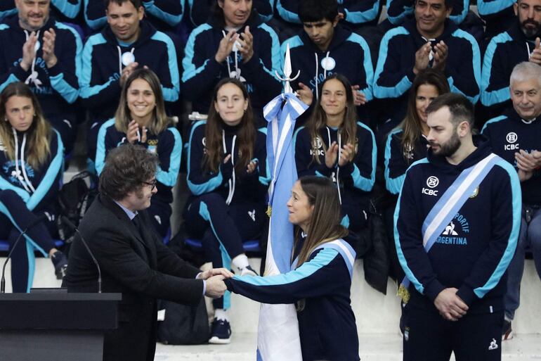 El presidente argentino Javier Milei (i) saluda a la "Leona" Rocío Sánchez.