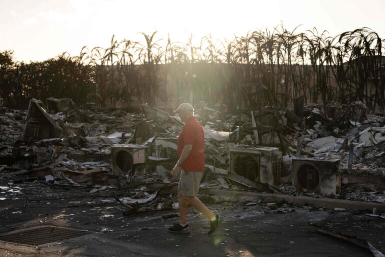 Un hombre camina entre los restos de un complejo de apartamentos destruido por un incendio en Lahaina, Maui, el pasado sábado.