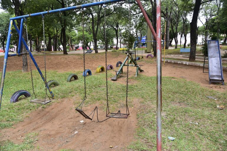 Parques infantiles rotos representan un peligro para los niños.