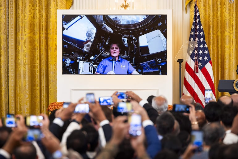 La astronauta estadounidense  Sunita Williams saludo a los asistentes a una celebración de Diwali en la Casa Blanca, en Washington.