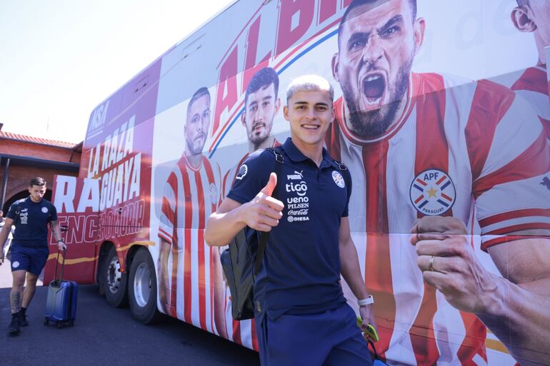 Ramón Sosa, jugador de la selección paraguaya, antes de subir al bus para ir hasta el Aeropuerto Internacional Silvio Pettirossi para el viaje a Venezuela, el segundo rival en el primer combo de las Eliminatorias Sudamericanas al Mundial 2026.