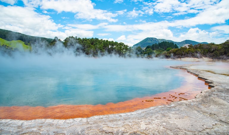 Piscina de Champagne, atracción turística de Wai-O-Tapu, la zona geotérmica de Rotorua, Nueva Zelanda.