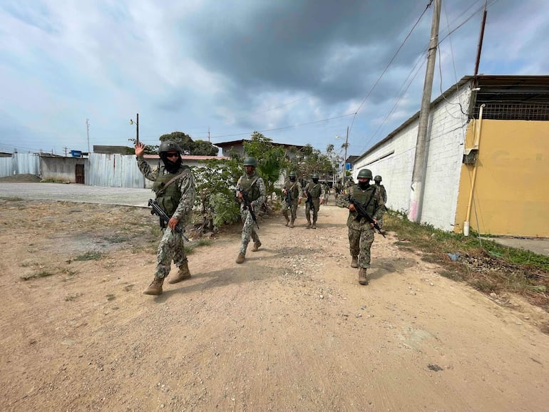 Patrulla de soldados ecuatorianos en las calles de Duran.