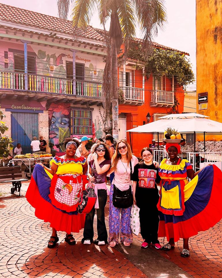 Clarita Franco con sus hijas Ceci y Maika paseando por las pintorescas calles de Cartagena. (Instagram/Clara Franco)