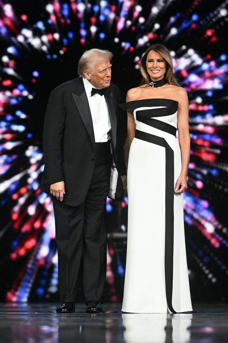 El presidente de los Estados Unidos Donald Trump y la primera dama Melania Trump en el baile inaugural.