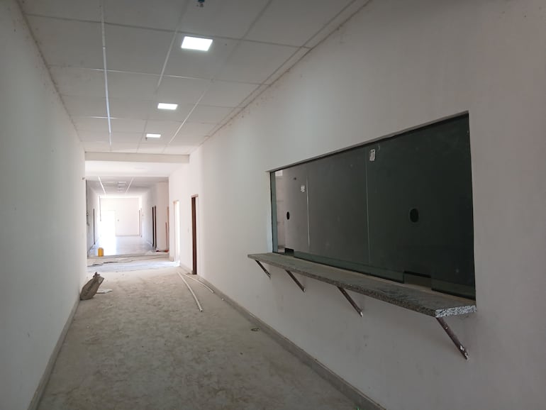 Sala de recepción de pacientes del nuevo Hospital Regional de Fuerte Olimpo, los trabajos deben culminar para finales de mayo, luego de 4 años de inicio.