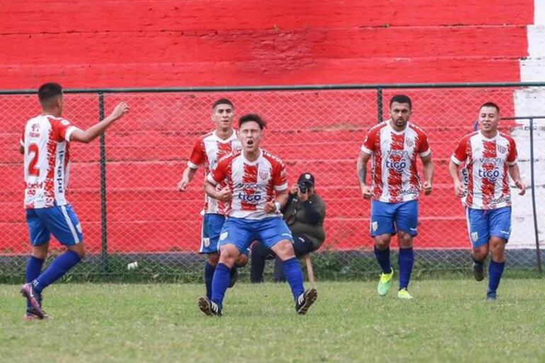 William Franco grita uno de sus dos tantos, que le dieron el triunfo a Capitán Figari sobre el 12 de Octubre de Santo Domingo. (Foto: APF)