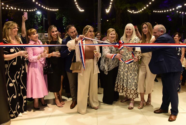 Con mucha alegría, directivos y socios de Lido Bar realizaron el corte de cinta del nuevo local en San Lorenzo.