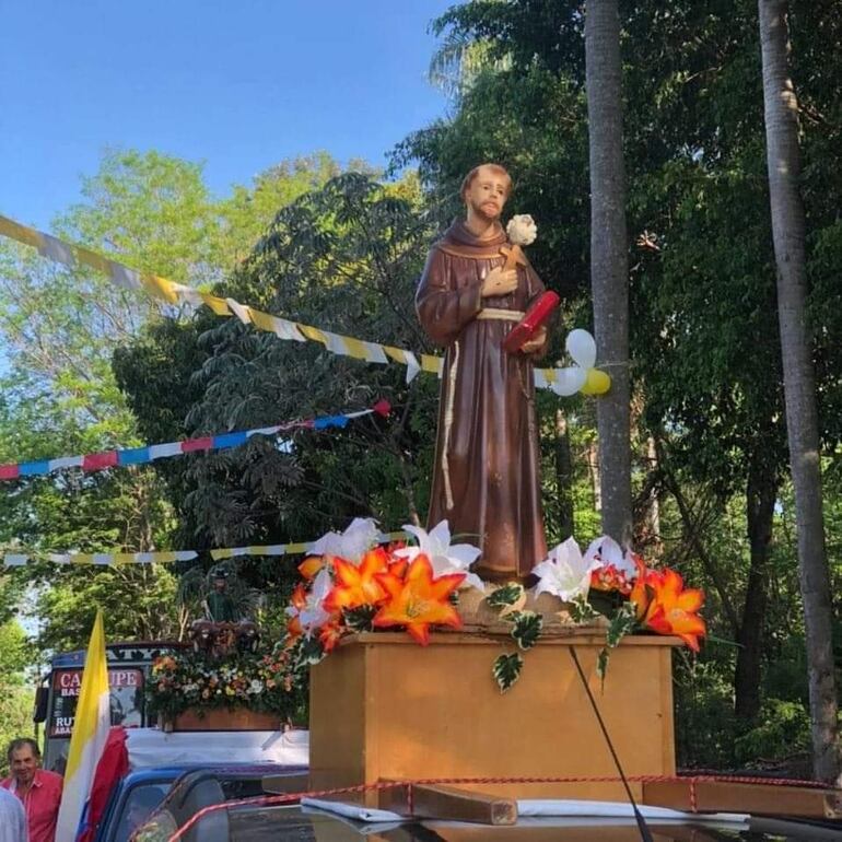 Cada día, antes de la misa, el patrono encabeza caravanas desde diversos barrios de la ciudad de Atyrá.