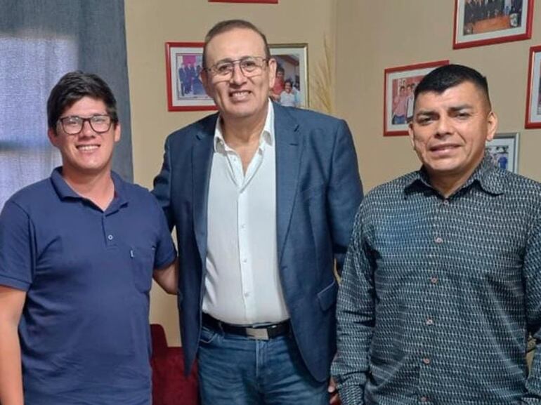 Adolfo Cardozo, presidente del Club 8 de Setiembre, el senador Erico Galeno (ANR, HC), procesado y el intendente de Areguá, Denis Torres.