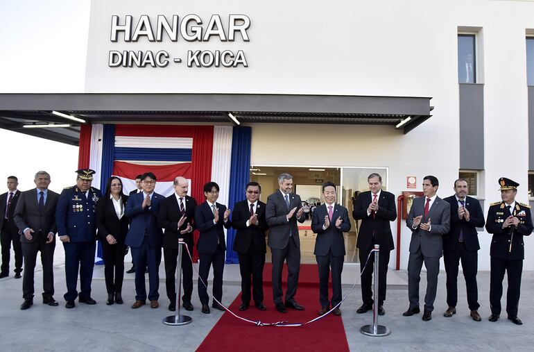 El presidente también inauguró el hangar Koica, en el Aeropuerto Silvio Pettirossi.
