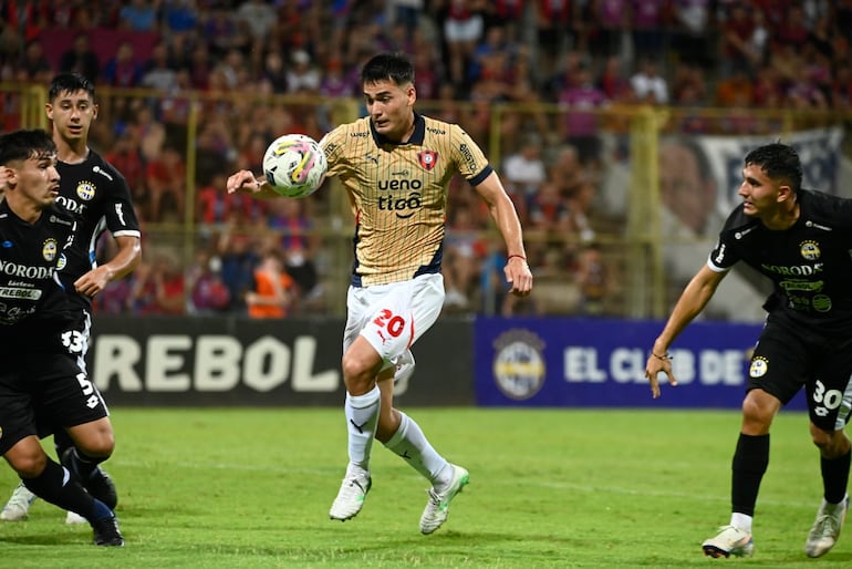 Wilder Viera (c), jugador de Cerro Porteño, domina el balón en un partido frente a Sportivo Trinidense por la cuarta fecha del torneo Apertura 2025 del fútbol paraguayo en el estadio Villa Alegre, en Encarnación, Paraguay.