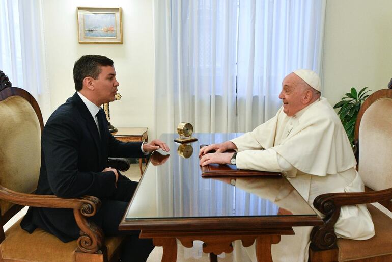 Santiago Peña y el papa Francisco. El mandatario visitó al santo padre este lunes 27 de noviembre en el Vaticano.