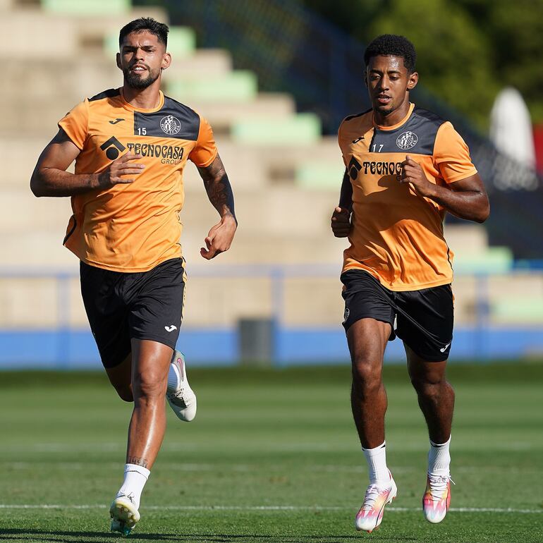 Omar Alderete (i) durante una de las últimas prácticas del Getafe, que jugará su próximo partido por la Liga española el lunes 28 contra el Deportivo Alavés.