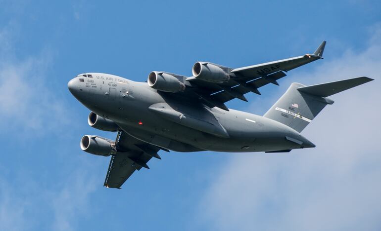 Fotografía de referencia: un avión de transporte de carga pesada C-17 Globemaster III de la Fuerza Aérea de los EE. UU.