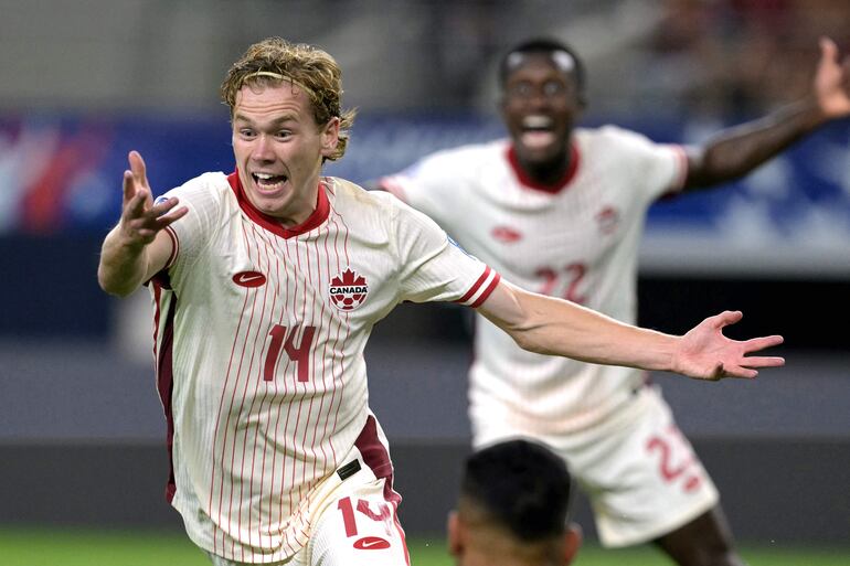 Jacob Shaffelburg, futbolista de Canadá, celebra un gol en el partido contra Venezuela por los cuartos de final de la Copa América 2024 en el AT&T Stadium, en Arlington, Texas.