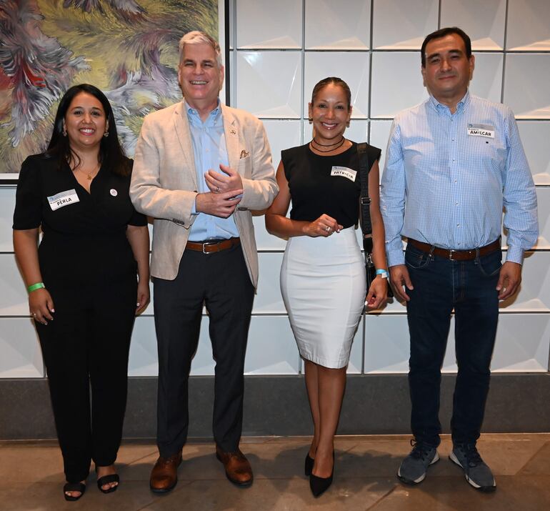 Perla Silguero, el embajador de los Estados Unidos, Marc Ostfield, Patricia Vargas y Amilcar Ferreira.