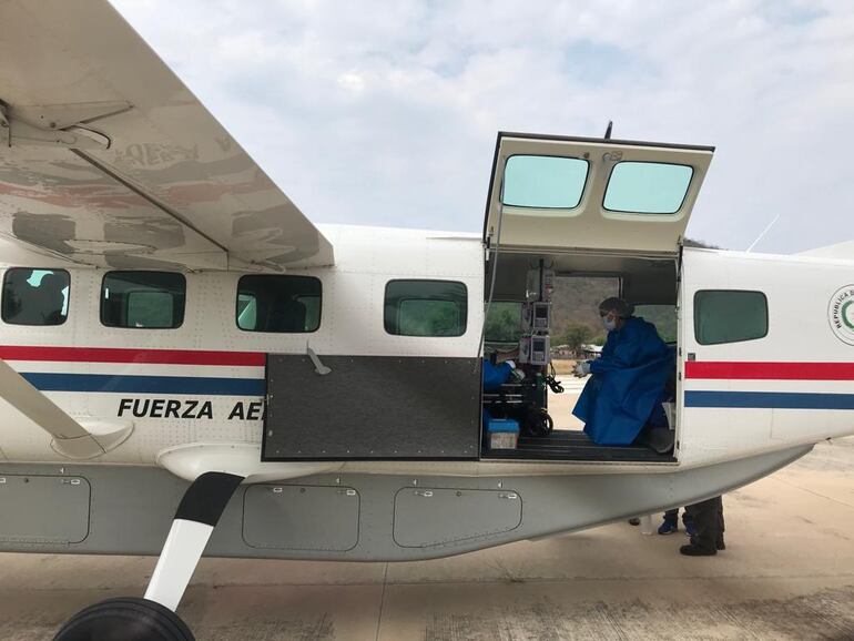 La paciente estabilizada a bordo del avión de la Fuerza Aérea. Los familiares tuvieron que pagar G. 12.000.000 para la compra del combustible.
