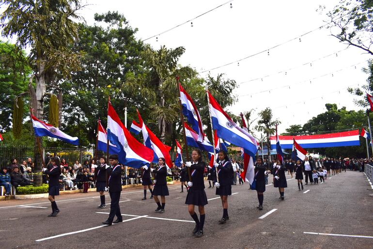 Unos tres mil estudiantes rindieron tributo al municipio por el 299 aniversario de fundación de Carapeguá.