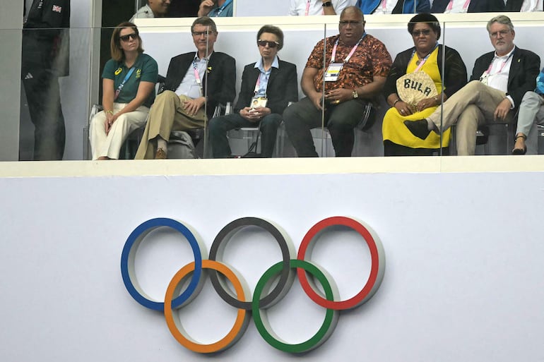 La Princesa Ana de Gran Bretaña, miembro del Comité Olímpico Internacional (COI), en el partido semifinal masculino de rugby a siete entre Fiji y Australia durante los Juegos Olímpicos de París 2024 en el Stade de France en Saint-Denis. (CARL DE SOUZA / AFP)