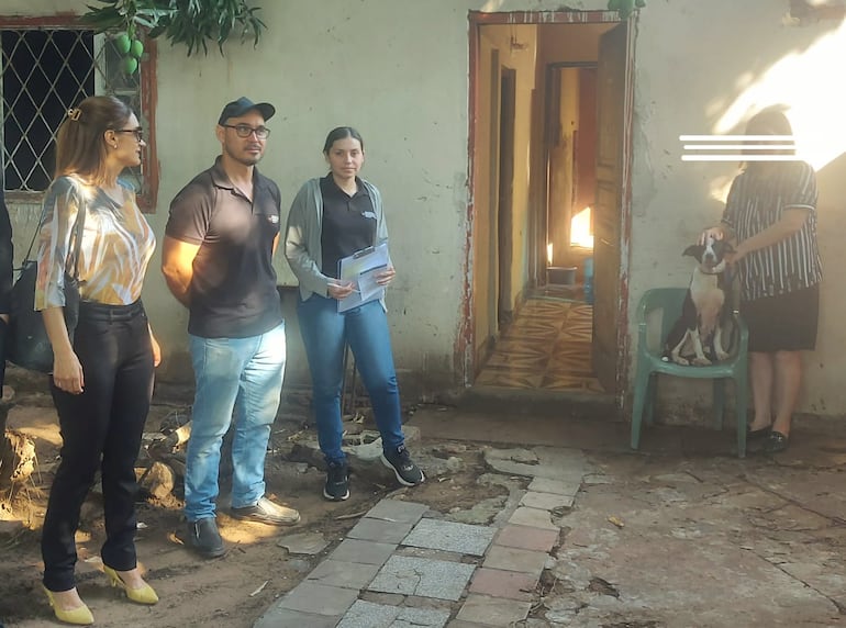 La Fiscalía inspeccionó hoy una vivienda en Asunción tras una denuncia por presunto abandono de un perro.