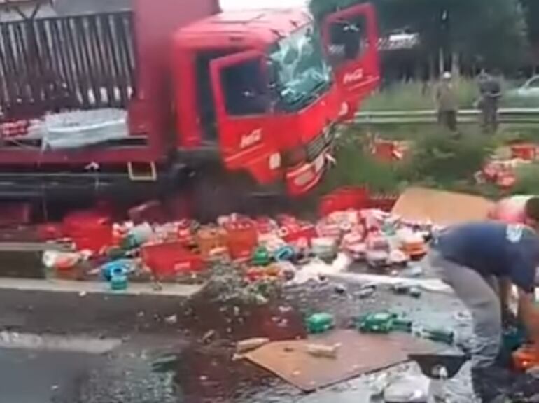 Las mercaderías del camión repartidor quedaron en el asfalto.