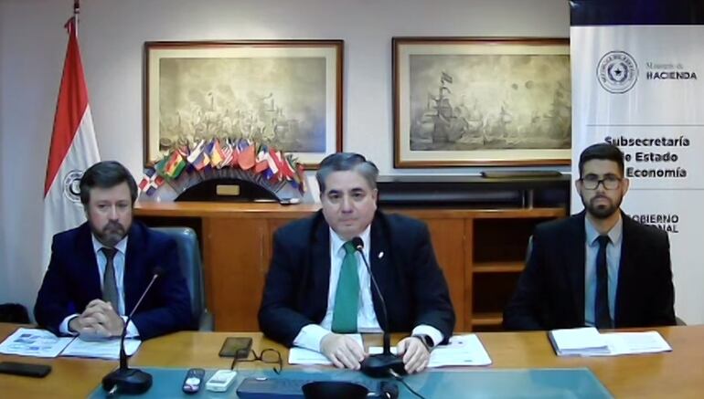 Rolando Sapriza, director de Política Macrofiscal; Roberto Mernes, viceministro de Economía; y Luis Benítez, del departamento Macrofiscal, durante la conferencia de prensa virtual realizada en la fecha.