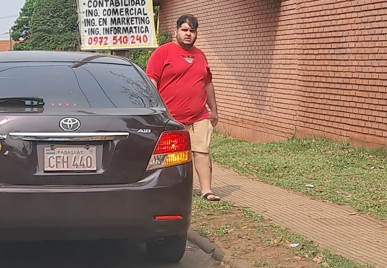 El joven huye luego de ser descubierto cuando intentaba hurtar los objetos de valor.