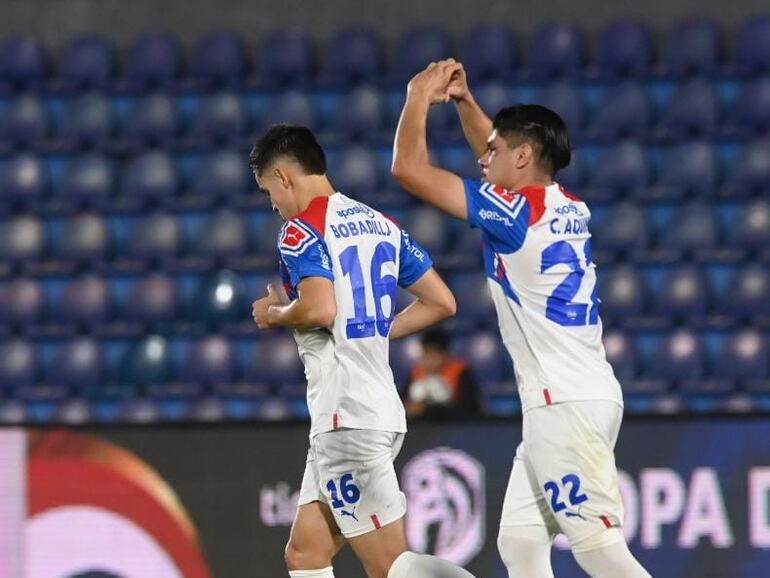 Claudio Aquino (d), futbolista de Cerro Porteño, celebra el tanto contra Guaraní por la decimocuarta fecha del torneo Apertura 2023 del fútbol paraguayo en e estadio Defensores del Chaco, en Asunción, Paraguay.