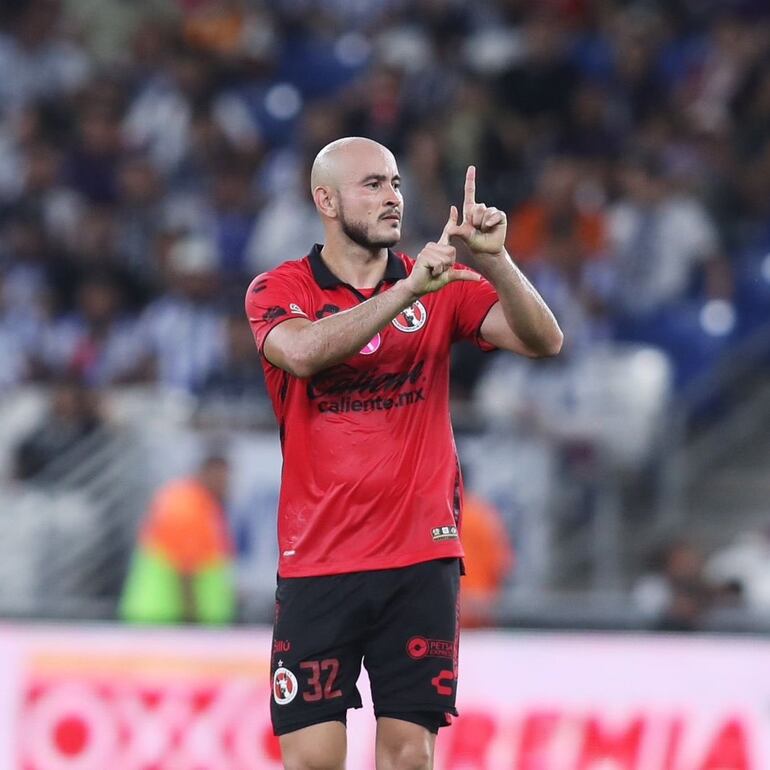 Carlos González festejó su gol ante Monterrey haciendo la señal de los Libres y Lokos.