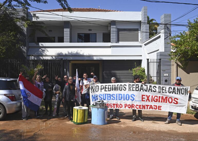 Los quinieleros se manifestaron frente a la oficina de Conajzar en reiteradas ocasiones exigiendo la actualización del porcentaje de su comisión. Los trabajadores comentaron que hasta ahora no se logró. 