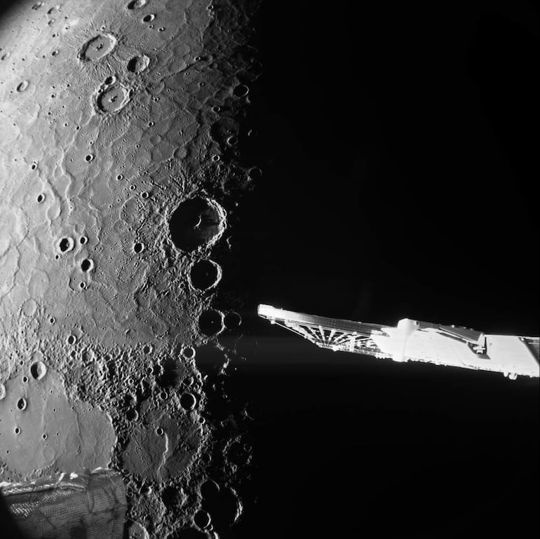 La Agencia Espacial Europea (ESA) dio a conocer este jueves tres imágenes espectaculares tomadas por la sonda BepiColombo durante una fase especial de acercamiento a pocos cientos de kilómetros de la superficie con vistas a situarse en una órbita alrededor del planeta a finales de 2026. 