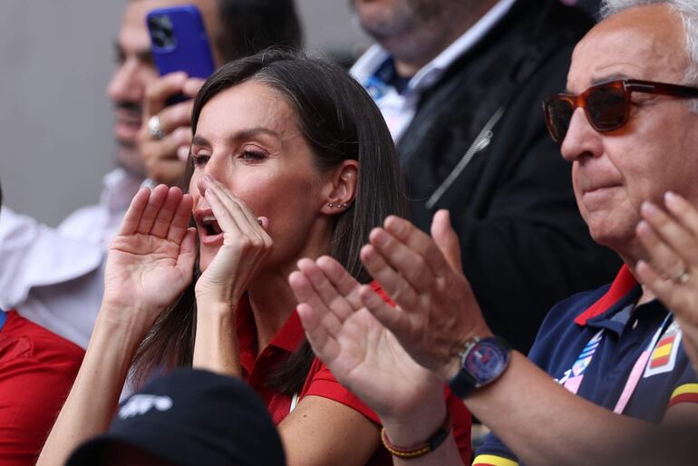 La reina Letizia, acompañado por el presidente del COE, Alejandro Blanco (d), anima a Carlos Alcaraz, mientras asiste al partido de cuartos de final con el estadounidense Tommy Paul en el marco de los Juegos Olímpicos París 2024, este jueves, en la capital francesa.