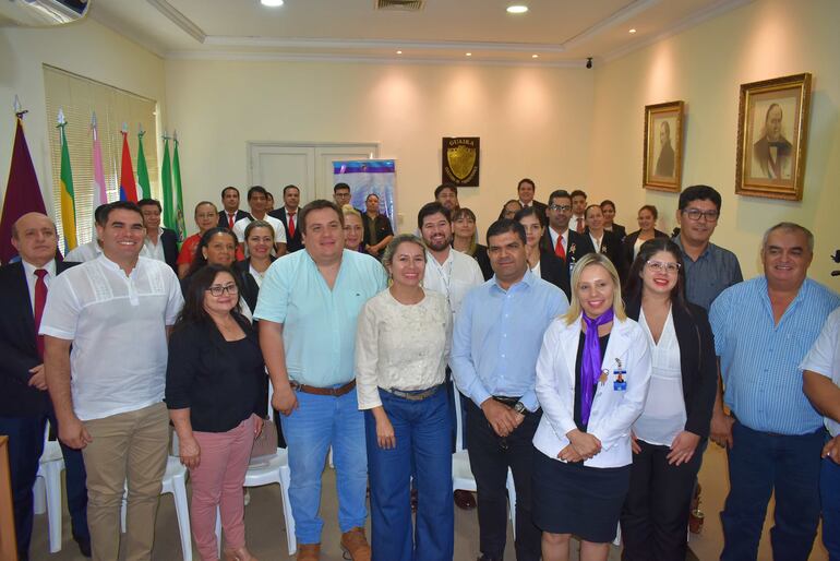 La ministra de turismo, Angie Duarte y el Gobernador de Guairá, César Sosa (ANR), junto a propietarios de establecimientos turísticos e Intendentes del Guairá. 