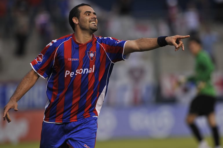 César Ramírez, jugador de Cerro Porteño, festeja un gol en el partido contra Libertad por el torneo Clausura 2008 del fútbol paraguayo en Asunción.