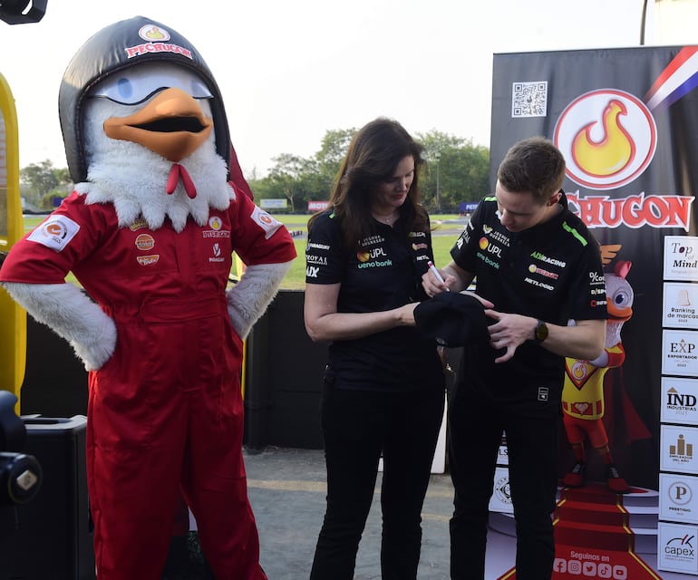 Joshua, firmando autógrafos en el kartódromo de Ñu Guasu.