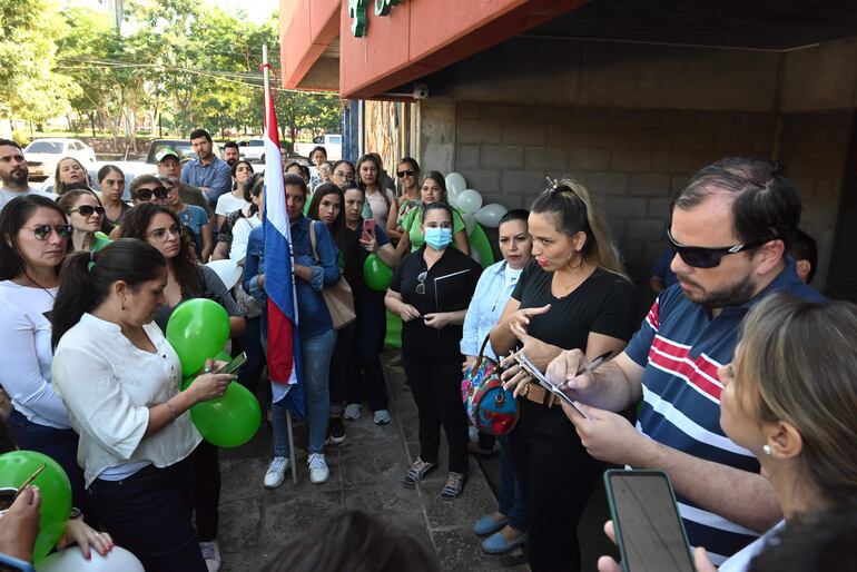 Varios padres llegaron con globos verdes, pancartas y banderas para exigir mayor seguridad en los ambientes escolares.