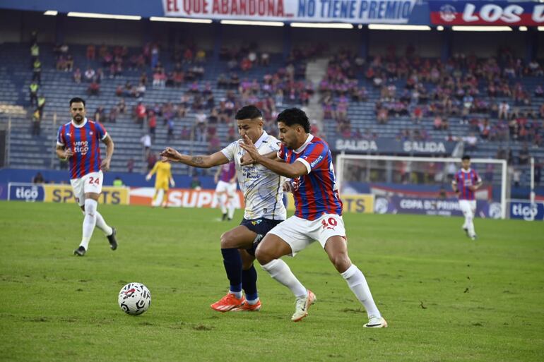 Cecilio Domínguez intenta escapar de la marca de Rodi Ferreira