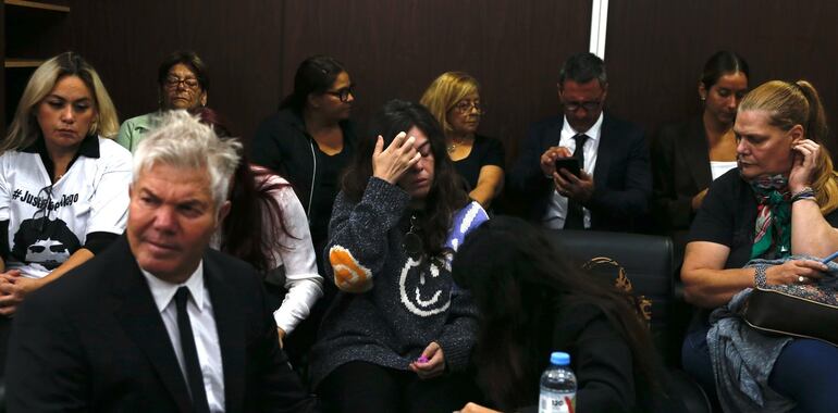 El abogado Fernando Burlando junto a las hijas de Diego Maradona.