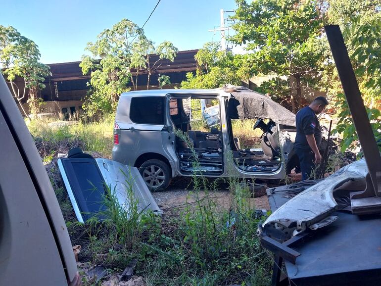 La furgoneta Toyota Noah gris plateado robada a Hugo Enrique Esquivel durante el asalto a su vivienda fue encontrada "carneada" el miércoles pasado en San Lorenzo.