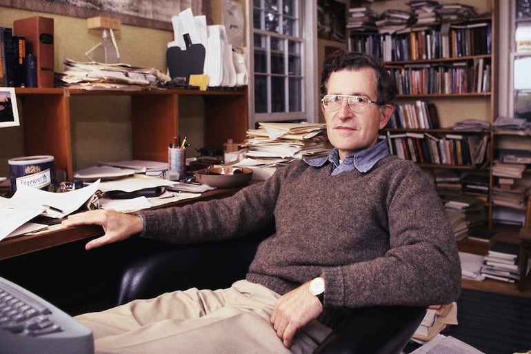 Noam Chomsky en 1977 (AP)