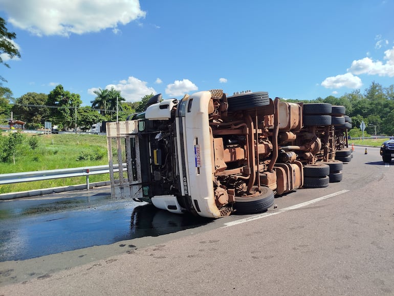 Camión volcó sobre la ruta PY02.