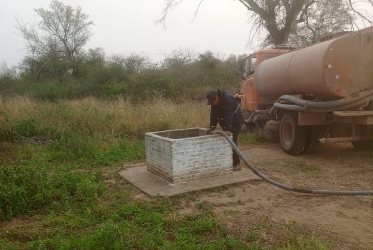 Camiones cisternas del MOPC llevan agua a varias comunidades del chaco.