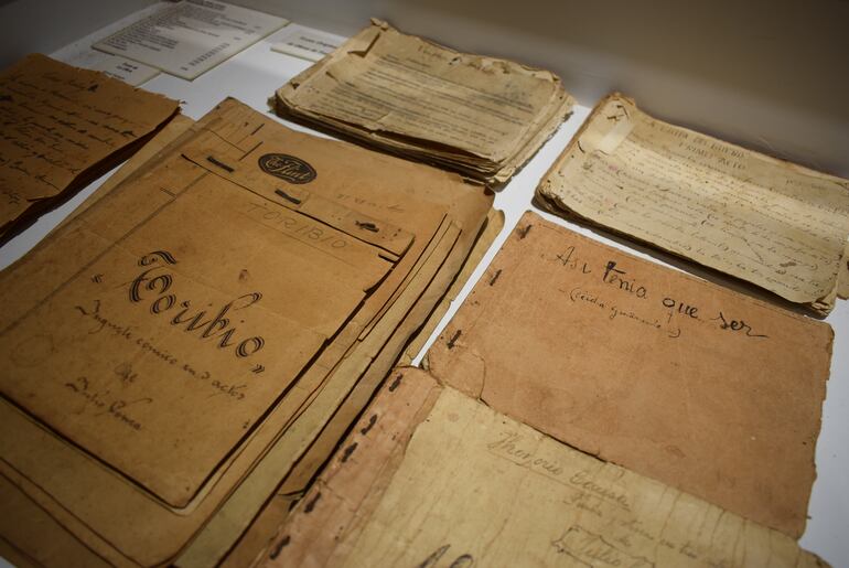 Manuscritos originales del dramaturgo Julio Correa se deterioran con el pasar de los años. Esta y otras reliquias pertenecen a la familia del genio de la cultura paraguaya.