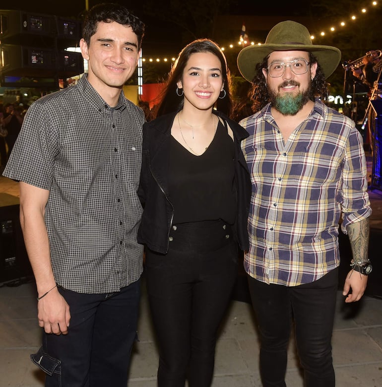 Dario Cáceres, Camila Giménez y Chícharo Farfan.